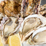 貝屋 マルホウ - 料理写真:剥かれた牡蠣と剥かれる前の牡蠣の集合