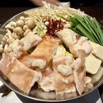 完全個室 鍋＆地雞之燒鳥 初代鳥藏 海濱幕張店 - 豬雜鍋特寫照