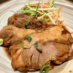 完全個室 鍋＆地雞之燒鳥 初代鳥藏 海濱幕張店 - 黑豚角煮-特寫照