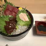 鶴我 會津本店 - 桜刺し3種盛（頸、レバー、上ひれ）　クビは1枚フラゲしました… つけだれ、会津はにんにく味噌なのよね❤︎