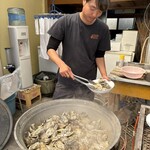 藤栄水産 - 蒸し牡蠣✨調理中　⸜( ˶'ᵕ'˶)⸝