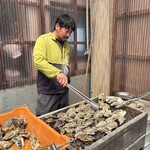 藤栄水産 - 焼き牡蠣✨調理中　ෆ ෆ ෆ⸒⸒⸜( ˶'ᵕ'˶)⸝