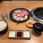 焼肉ウエスト - 料理写真:特選3種定食3179円