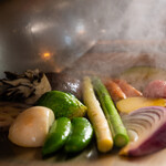 焼肉 長介 - 鉄板で野菜焼いてる所