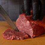 焼肉 長介 - 肉をさばいてる所