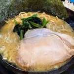 壱角家 - 料理写真:家系ラーメン 大盛り 1,070円