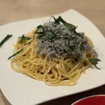 ピザとハムと時々ワイン ボンジョルノ食堂 - しらすたっぷりペペロンチーノ