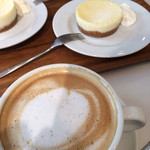 カフェ ド ラ ヴィル - チーズケーキ、カフェラテ