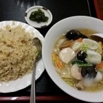 国玉飯店 - Bランチの海鮮タンメンとチャーハン大盛り。