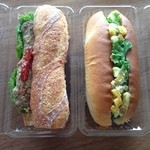 グリドン - 2015年2月：右…コッペサンド(ジェノベーゼポテサラ、\350)、左…バケットサンド(自家製皮なしソーセージ、\500)　サンドイッチは週末限定です。