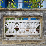 ベトナミーズ・シクロ - サイゴンの家の塀にも蓮の花