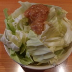 ホエーどん亭 - お通しのキャベツ