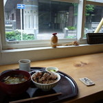 Yuwaeru - 窓際のカウンター席はお一人様にも便利。