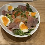 炭火焼鳥 しげ - 生ハムと半熟玉子のサラダ