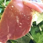 ベルテンポ - 生ハムは塩辛すぎずサラダによく合います。