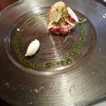 ラ・クロンヌ・ドール - 鮪のタルタルと彩り野菜のクリュ、ハーブ香るピストーソース