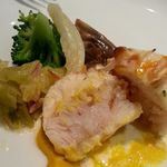 ラ・クロンヌ・ドール - 舌平目のふわふわスフレ仕立て、春キャベツのエチュベを添えて　金柑の香るシャンパンクリームソース