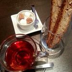 ラ・クロンヌ・ドール - 食後の飲み物（コーヒー or 紅茶）と小菓子
      