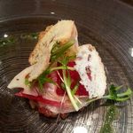 ラ・クロンヌ・ドール - 鮪のタルタルと彩り野菜のクリュ、ハーブ香るピストーソース