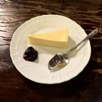 茜屋珈琲店 - ケーキセット ¥1,750- (税込)
            - チーズケーキ
            - 茜屋特製ブレンド