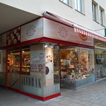 KONDITOREI JINDRAK - 旧市街目抜き通り沿いのテイクアウトメインの店舗