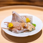 温石 - 2025.2 炭火で軽く炙ったジンドウイカ ゲソ添え 菜の花お浸し 自家製マスタード