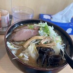らーめん夢想 - 野菜、大盛りラーメンはすごく量が多いです。