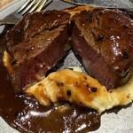 俺のフレンチ - 牛フィレ肉のポアレ　ナイフ入れました♪