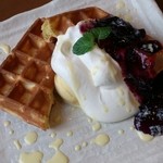 よつ葉CAFE - ブルーベリーワッフル * 580円