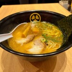 TOKYO豚骨BASE MADE by 一風堂 - 料理写真:豚骨醤油ラーメン 900円税込