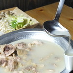 Samurai Dainingu Irori - 博多の水炊きは、まずはスープから。