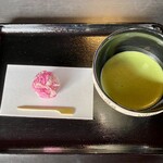 歓楓亭 - 料理写真:美しく点てられたお抹茶ときんとん『花筏』