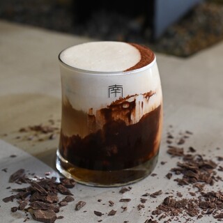 スペシャルティコーヒー使用。味の変化を楽しむなめらか塩ラテ