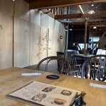 CURRY HOUSE KURAGE - 奥の席からの店内