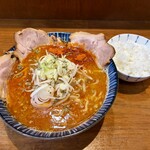 カレイヤー - 料理写真:豚キーマラーメン、トッピング(チャーシュー増し、2辛)、白ごはん