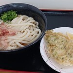 こだわり麺や - 料理写真:ぶっかけうどん（中）＆黄金カレイの天ぷら