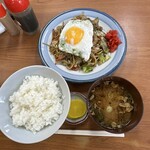 さかゑ食堂 - 料理写真:焼きそば定食 800円
目玉焼　焼きそばの上にひとつ乗せてもらう様に追加で対応してもらいました、+100円