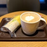 スターバックスコーヒー - ドリンク写真:・トリプルエスプレッソラテ(HOT) 580円/税込
・ローストチキン＆エッグ サラダラップ 520円/税込