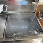 西端手打 上戸うどん - 湯煎コーナー。テボをうまく使ってね。