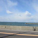 西端手打 上戸うどん - 外に見えるのは瀬戸内海燧灘（ひうちなだ）～♪写真中央に見えるのがイリコで有名な伊吹島。いや、もしかしたら右端に見える方かな？(汗）