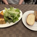 ビストロ石川亭 - ベーコンとチーズのキッシュとお代わりOKのパン