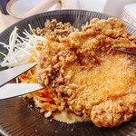日々担々 - 料理写真:大鶏排は揚げたてカリカリ、ハサミでカット！