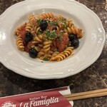 イタリアン バール ラ ファミーリア - 甘露梅のプッタネスカ トマトベース