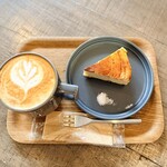 ファブカフェ トーキョー - ホットのカフェラテとバスクチーズケーキ