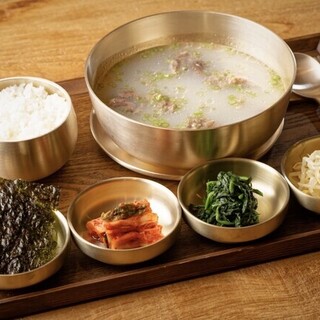 和牛テールとゲンコツを8時間以上煮出した「和牛骨湯」