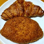 ブランジェ 浅野屋 - 料理写真:国産小麦の発酵バタークロワッサン 324円＆浅野屋カレーパン367円