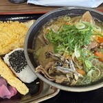 こがね製麺所 - 料理写真:豚汁うどん小 とり天 おにぎりセット