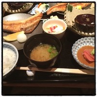 帰燕 - 限定和定食。小鉢、鮪胡麻醤油かけ、ホッケ塩焼き、茄子田楽。
                外のメニューだと、ホッケじゃなくて銀鮭だったんだけどな…
                でも、価格、味、サービスいずれも、自分のレベルでは非の打ち所がない。