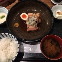 赤坂かこい - 豚の角煮定食930円、なかなかのボリュームです。