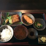 料理屋 壱 - 日替りランチ900円豚の柔らか煮、サーモンフライ、小松菜お浸し
